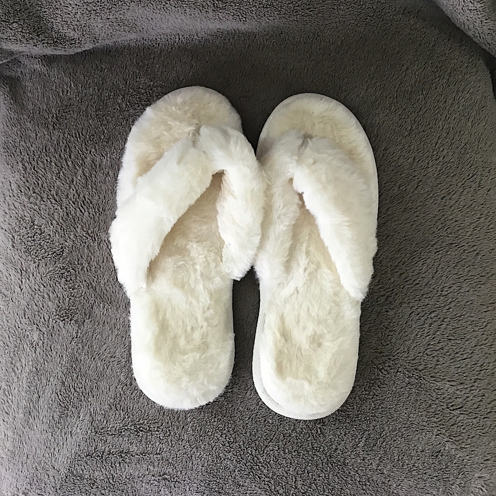 Gertex Fuzzy White Slippers